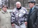 Radiatsiooniohvrite m�lestuskivi paigaldaja Marju Toom, veteran Hillar Tammj�rv ja �hingu esimees J�ri Reinmann.